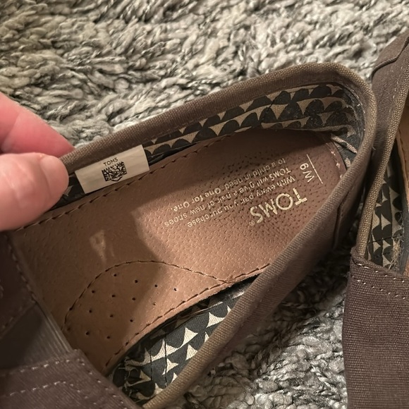 Women’s Toms olive color size 9 - Picture 2 of 8